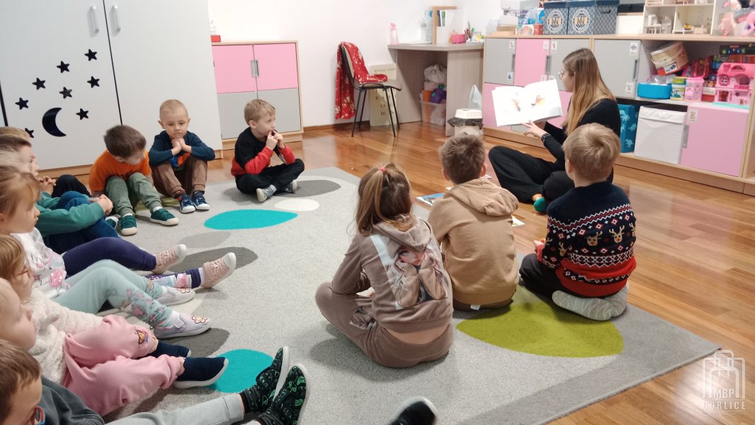 Biblioteka Gorlice, Bibliotekarka czyta opowiadanie